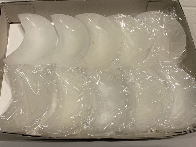 Ca. 10x seleniet schalen 1/2e maan, wit - afbeelding 2 van  2