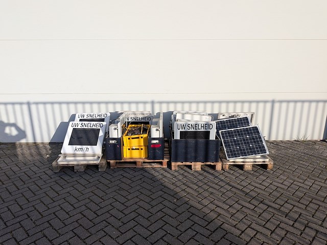 Ca. 10x snelheidsbord, sierzega, gr33c, incl. batterijen en zonnepanelen - afbeelding 1 van  17