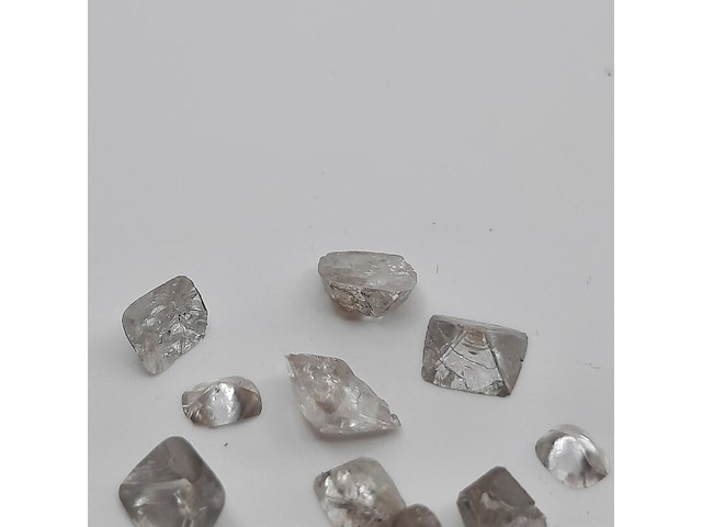 Ca. 10x splijtstuk van diamantkristallen (totaal 2,4 krt) - afbeelding 3 van  4