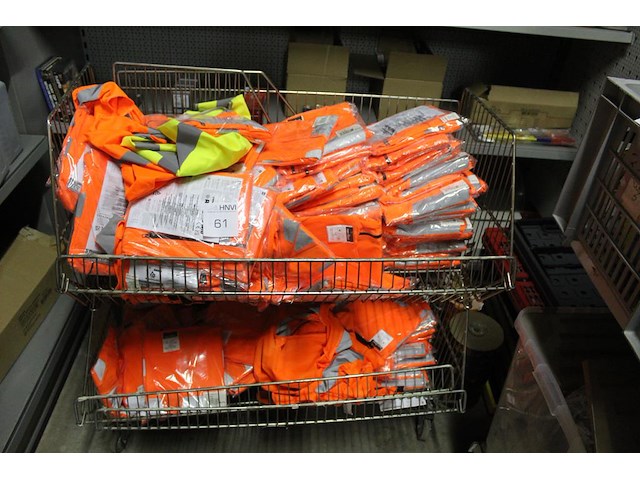 Ca. 110 veiligheidshestjes in diverse maten en kleuren in mand. totaal circa 110 stuks. incl. manden - afbeelding 1 van  3