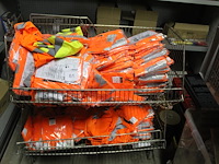 Ca. 110 veiligheidshestjes in diverse maten en kleuren in mand. totaal circa 110 stuks. incl. manden - afbeelding 1 van  3