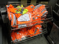 Ca. 110 veiligheidshestjes in diverse maten en kleuren in mand. totaal circa 110 stuks. incl. manden - afbeelding 2 van  3