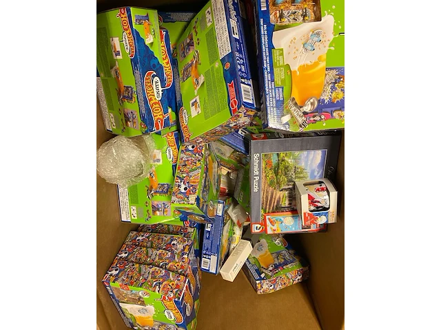 Ca. 110x speelgoed en handelsgoederen, disney, cricut, stabilo etc. - afbeelding 1 van  3