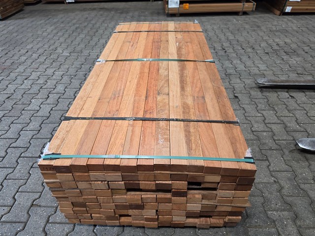 Ca. 111x angelim pedra onderliggers geschaafd, 45x68mm, lengte 200cm - afbeelding 1 van  3