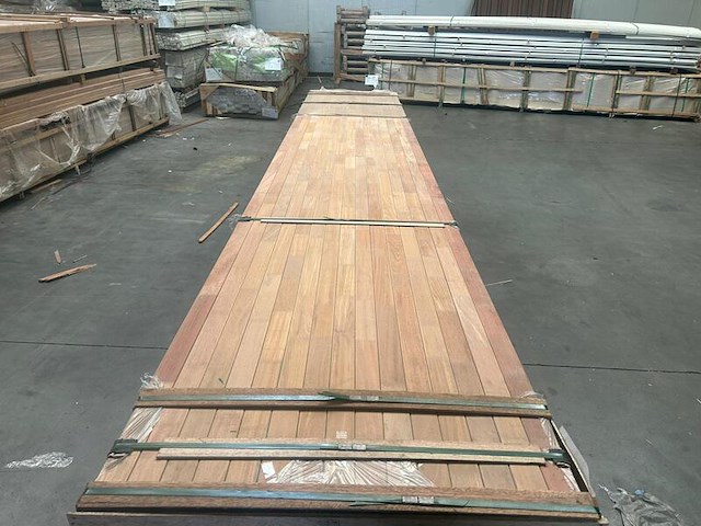 Ca. 112x bankirai regels gevingerlast gelamineerd, 44x68mm, lengte 400cm - afbeelding 1 van  3