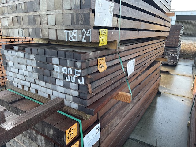 Ca. 114x massaranduba regels fijnbezaagd, 40x60mm, lengte 300cm - afbeelding 4 van  4