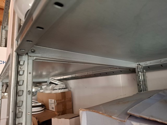 Ca. 11,5 meter metalen legbord stelling - afbeelding 5 van  7