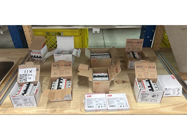 Ca. 11x abb schakelmateriaal w.o. aardlekautomaten - afbeelding 1 van  9