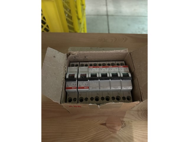 Ca. 11x abb schakelmateriaal w.o. aardlekautomaten - afbeelding 4 van  9