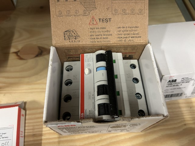 Ca. 11x abb schakelmateriaal w.o. aardlekautomaten - afbeelding 7 van  9