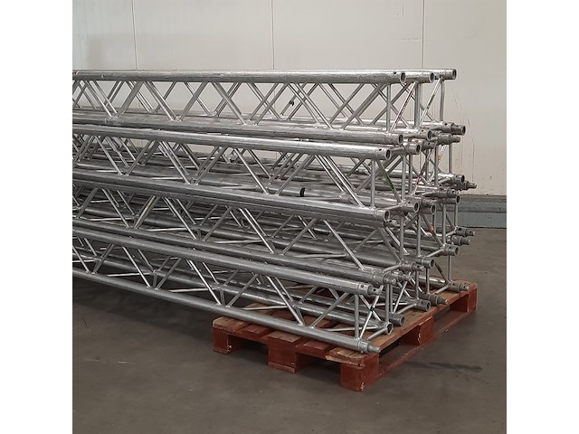 Ca. 11x paal t.b.v. truss systeem - afbeelding 2 van  7