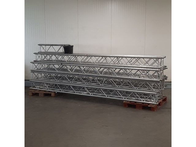Ca. 11x paal t.b.v. truss systeem - afbeelding 1 van  7