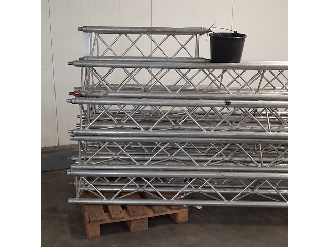 Ca. 11x paal t.b.v. truss systeem - afbeelding 5 van  7
