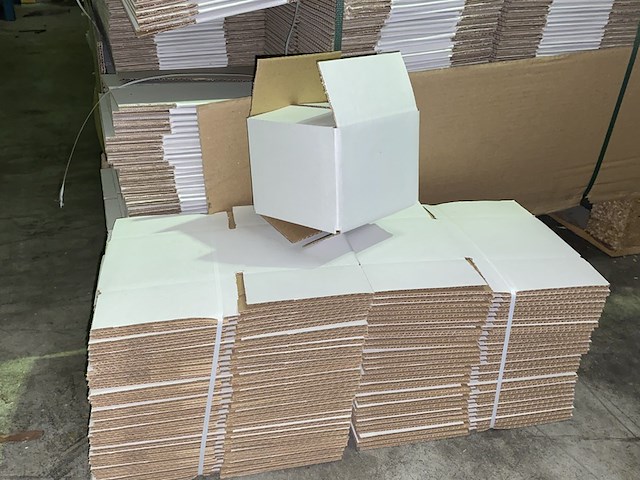 Ca. 1200x verzenddoosjes 132x119x96mm, wit - afbeelding 1 van  3