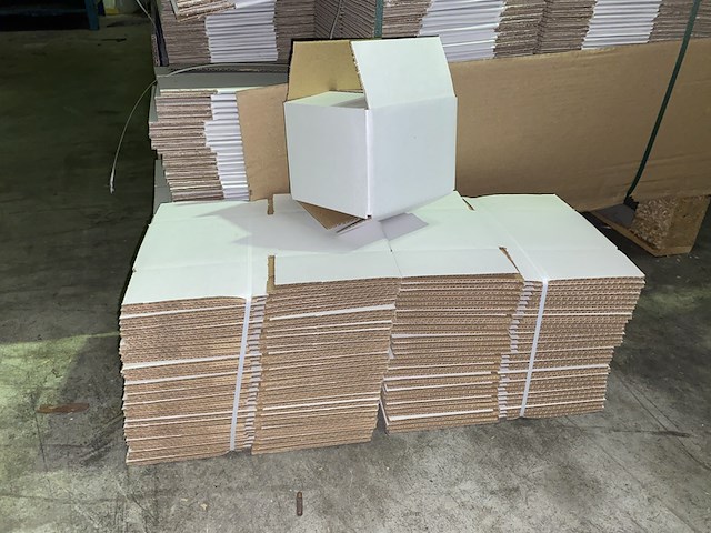 Ca. 1200x verzenddoosjes 132x119x96mm, wit - afbeelding 1 van  3