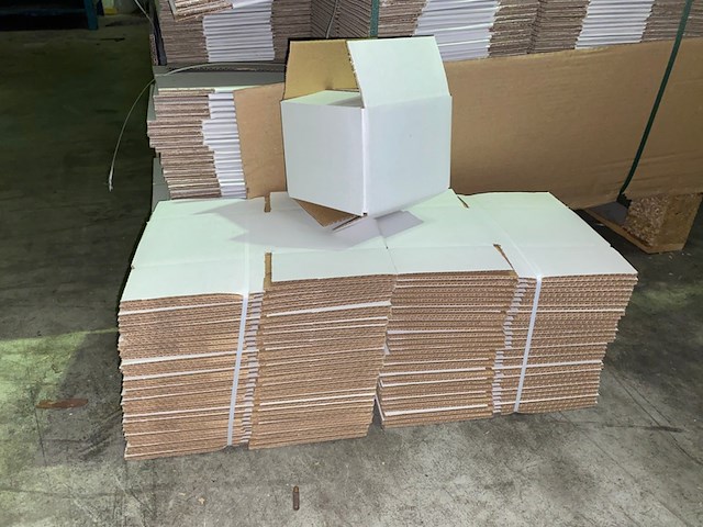 Ca. 1200x verzenddoosjes 13x12x10cm, wit - afbeelding 1 van  4