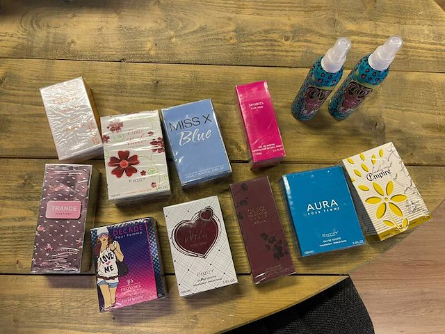 Ca. 120x diverse parfums, o.a victorio, aura, multicolor, 2024 - afbeelding 1 van  3