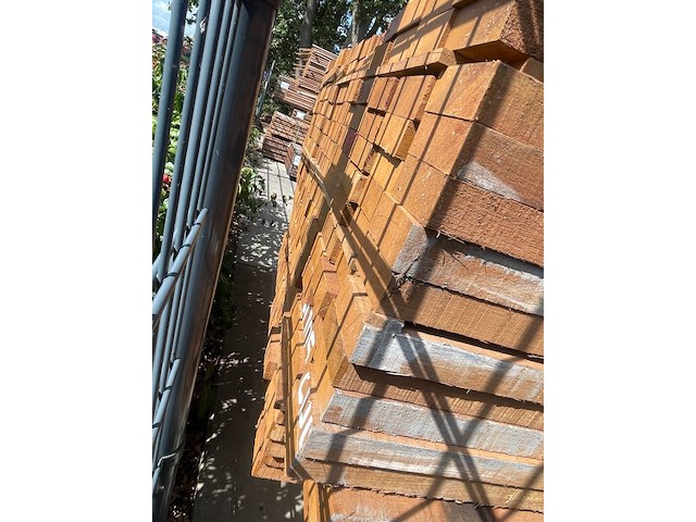 Ca. 120x guyana teak planken fijnbezaagd, 31x80mm, lengte 520cm - afbeelding 3 van  3