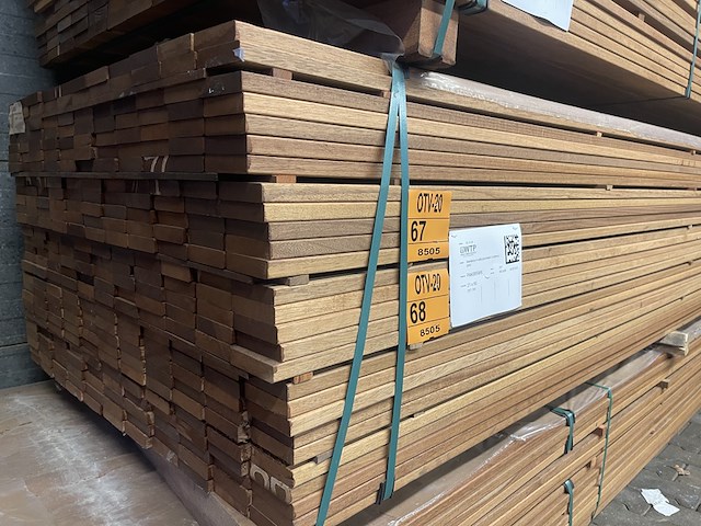 Ca. 120x guyana teak planken geschaafd , 21x90mm, lengte 305cm - afbeelding 4 van  4