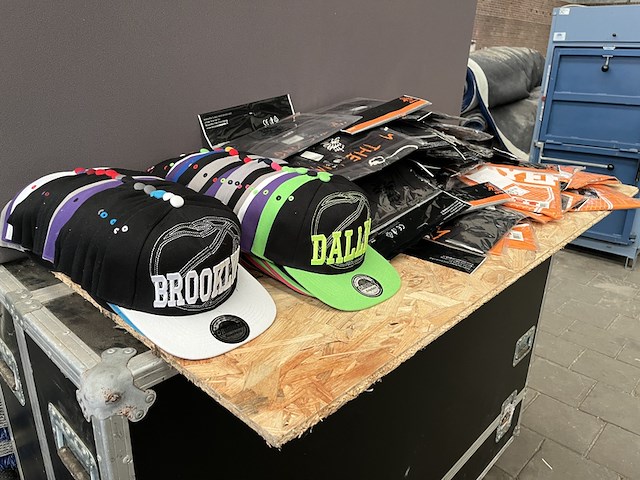 Ca. 120x knvb/wk t-shirts, snapback caps - afbeelding 2 van  9