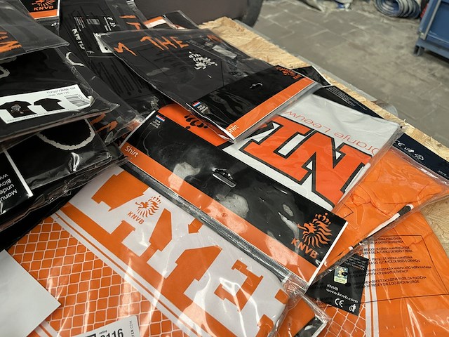 Ca. 120x knvb/wk t-shirts, snapback caps - afbeelding 6 van  9
