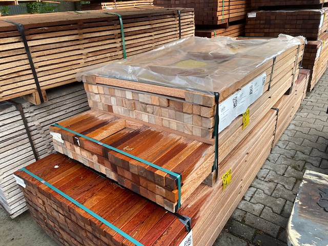 Ca. 121x angelim pedra palen geschaafd, 45x45mm, lengte 4/155cm, 63/185cm, 54/215cm - afbeelding 2 van  3