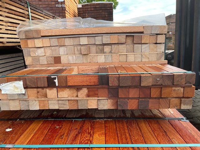 Ca. 121x angelim pedra palen geschaafd, 45x45mm, lengte 4/155cm, 63/185cm, 54/215cm - afbeelding 3 van  3