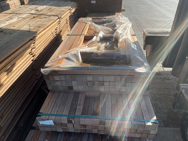 Ca. 121x angelim pedra palen geschaafd, 45x45mm, lengte 4/155cm, 63/185cm, 54/215cm - afbeelding 1 van  3