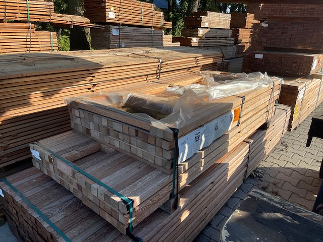 Ca. 121x angelim pedra palen geschaafd, 45x45mm, lengte 4/155cm, 63/185cm, 54/215cm - afbeelding 2 van  3