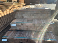 Ca. 121x angelim pedra palen geschaafd, 45x45mm, lengte 4/155cm, 63/185cm, 54/215cm - afbeelding 3 van  3