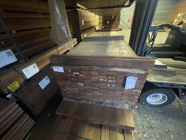 Ca. 121x guyana teak planken geschaafd, 21x90mm, lengte 335cm - afbeelding 1 van  4