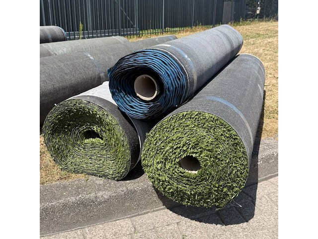 Ca. 122,4m2 kunstgras, 24 mm hoog, groen - afbeelding 2 van  3