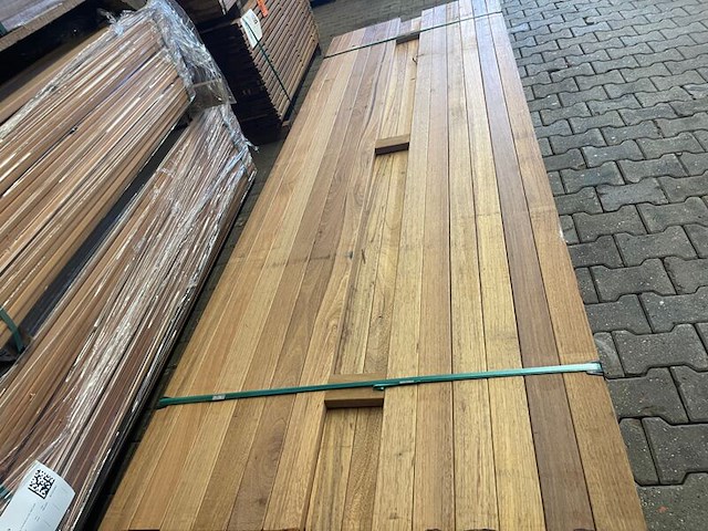 Ca. 124x guyana teak planken geschaafd, 27x70mm, lengte 305cm - afbeelding 1 van  3