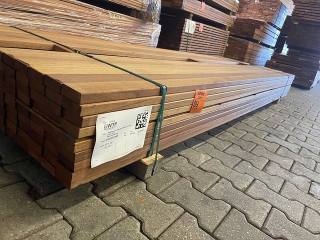 Ca. 124x guyana teak planken geschaafd, 27x70mm, lengte 305cm - afbeelding 2 van  3
