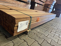 Ca. 124x guyana teak planken geschaafd, 27x70mm, lengte 305cm - afbeelding 2 van  3