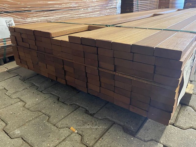 Ca. 124x guyana teak planken geschaafd, 27x70mm, lengte 305cm - afbeelding 3 van  3