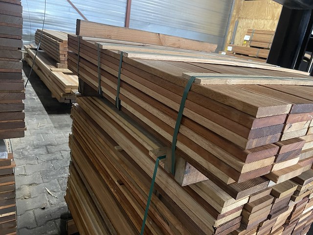 Ca. 125x hardhout tegelhout, 17x97mm, lengte 70/55cm, 55/105cm - afbeelding 2 van  3