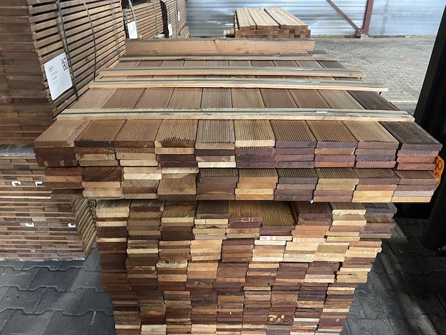 Ca. 125x hardhout tegelhout, 17x97mm, lengte 70/55cm, 55/105cm - afbeelding 3 van  3