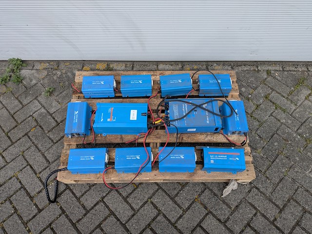 Ca. 12x acculaders en omvormers, victron energy - afbeelding 1 van  16