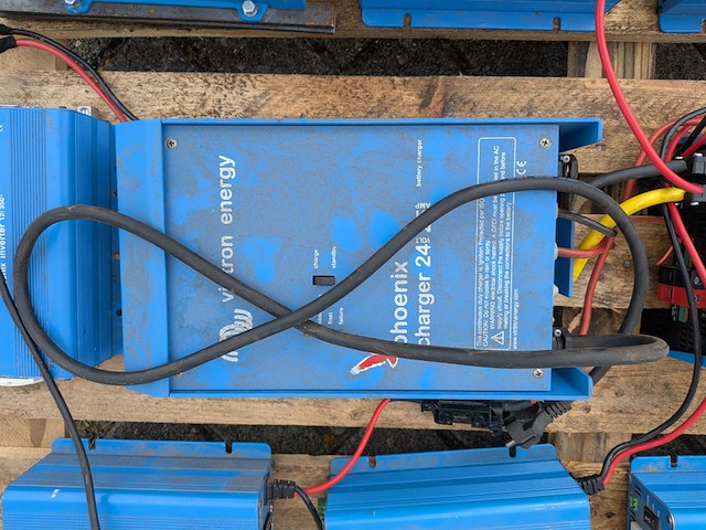 Ca. 12x acculaders en omvormers, victron energy - afbeelding 11 van  16