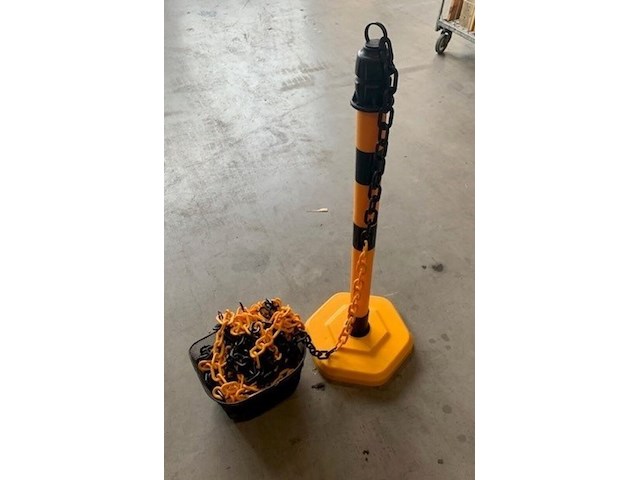 Ca. 12x afzet paaltjes met ketting in voetstuk profishop, geel-zwart, bouwjaar 2016 - afbeelding 1 van  1