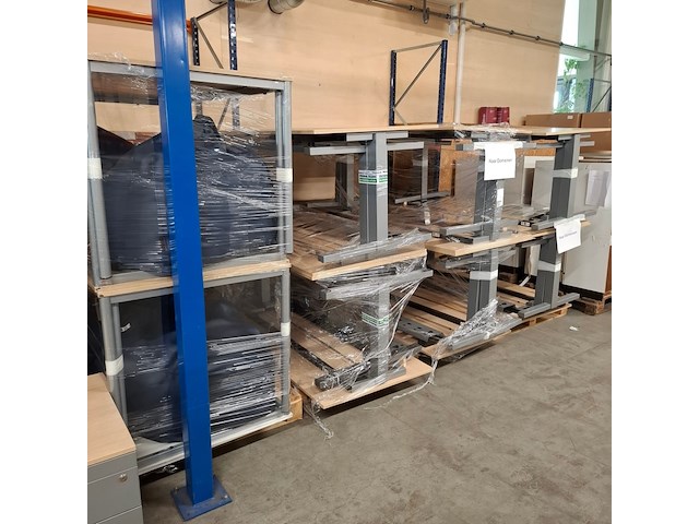 Ca. 12x bureau en 4x vergadertafel, o.a. gispen - afbeelding 1 van  6