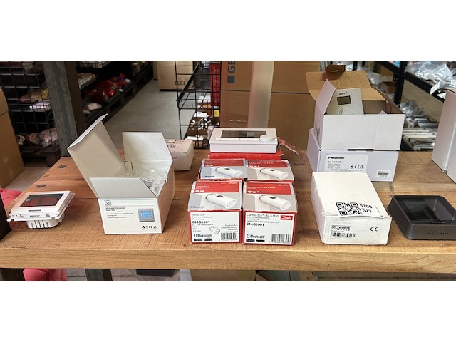 Ca. 12x diversen thermostaten, panasonic, remeha, honeywell - afbeelding 1 van  9