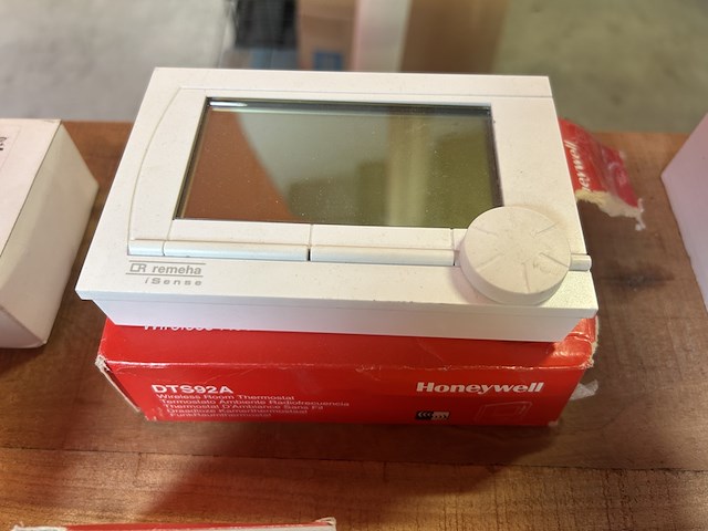 Ca. 12x diversen thermostaten, panasonic, remeha, honeywell - afbeelding 5 van  9