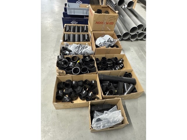 Ca. 12x doos pe bochten, t-stukken en verlopen, geberit, zwart - afbeelding 1 van  11