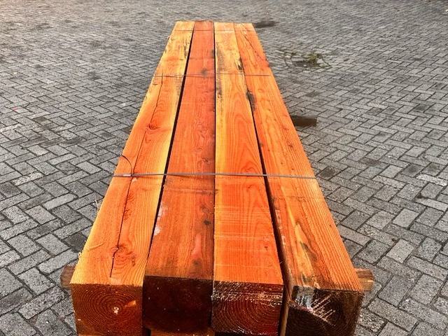 Ca. 12x douglas balken fijnbezaagd, 200x200mm, lengte 400cm - afbeelding 1 van  3