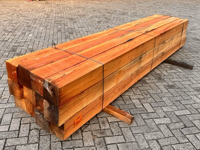 Ca. 12x douglas balken fijnbezaagd, 200x200mm, lengte 400cm - afbeelding 2 van  3