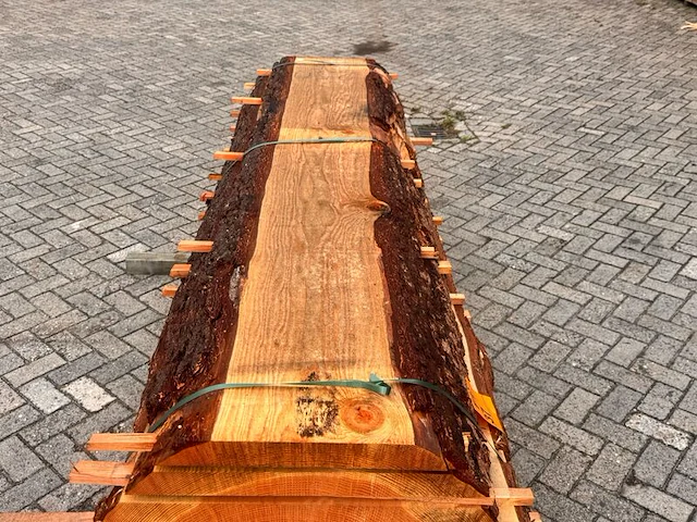 Ca. 12x douglas stam gezaagd, 52x750mm, lengte 250cm - afbeelding 1 van  3