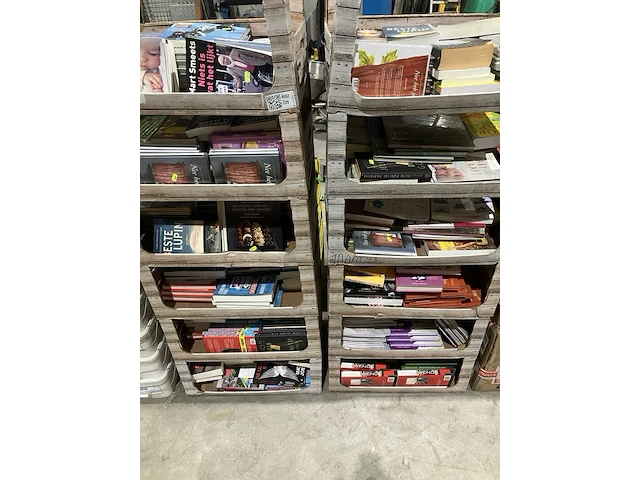 Ca. 12x dozen boeken - afbeelding 1 van  13