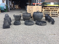 Ca. 12x manden gemaakt van autobanden rubber ed, zwart - afbeelding 1 van  3